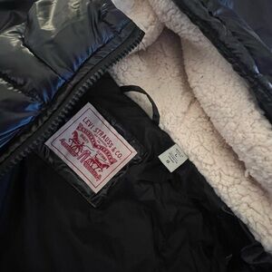 Levi's Black Puffer Jacket with Plush Lining and Water-Resistant Fabric